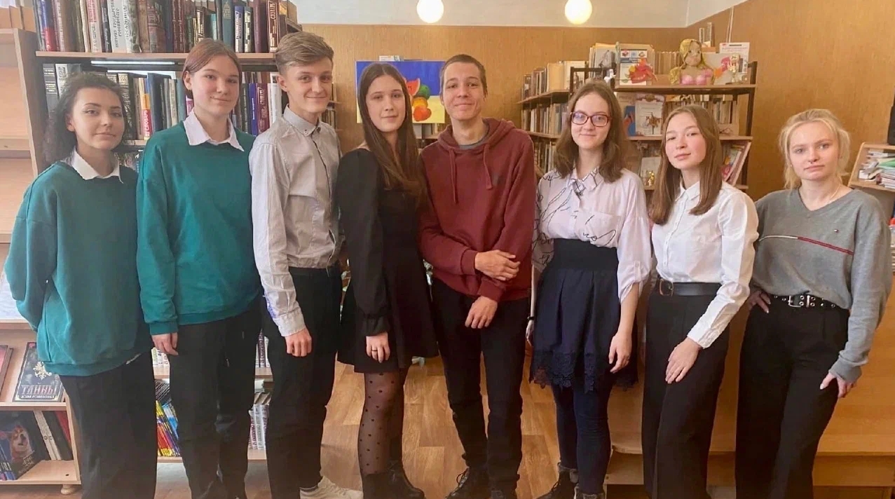 Дружную команду талантливых чтецов запечатлели на отборочном матче чемпионата по чтению вслух