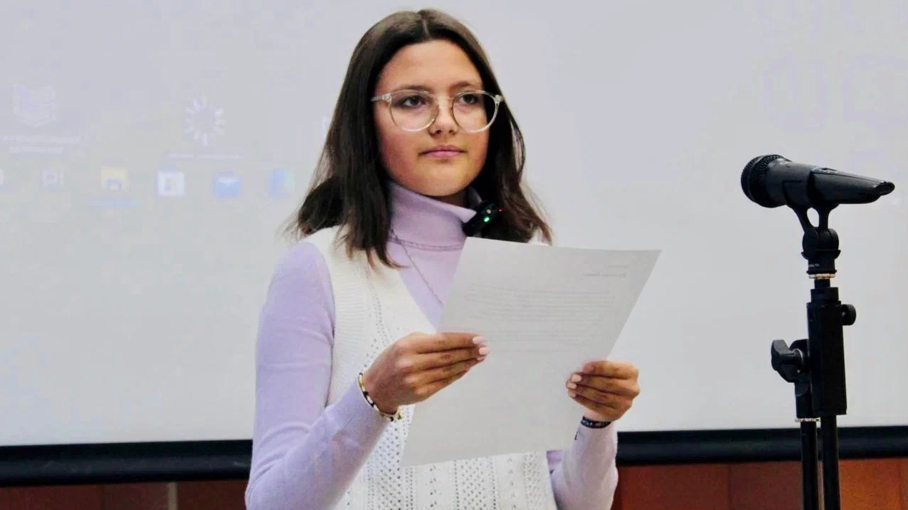 Старшеклассники читают вслух тексты о Великой Отечественной войне